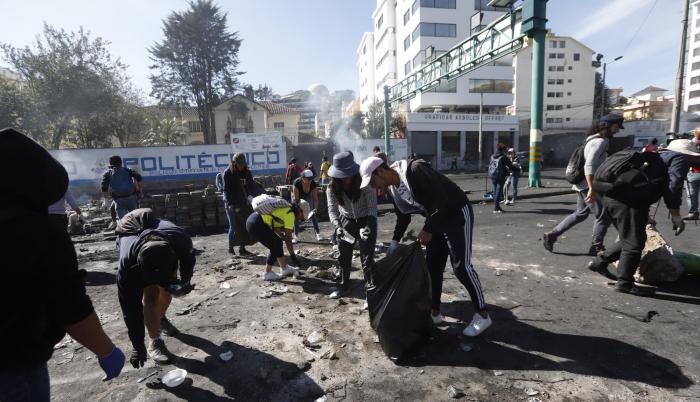 Minga. En la recolección de piedras, adoquines, basura o palos en los alrededores de la Casa de la Cultura Ecuatoriana participaron estudiantes, ciudadanos y funcionarios municipales.