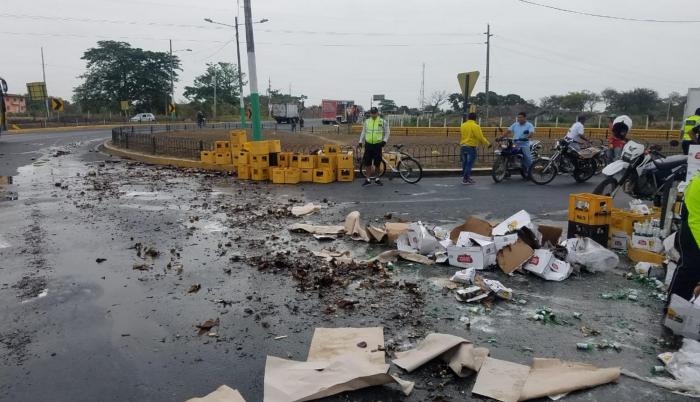 ¡Cargamento de cerveza se destruyó en una carretera!