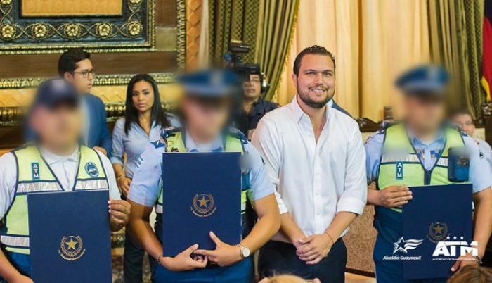 Según el relato de los uniformados, la persona a quien socorrieron fue amenazada con un arma blanca por parte de tres hombres.