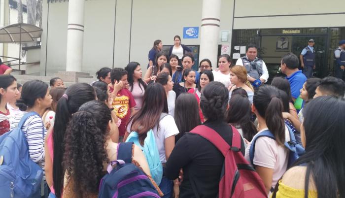 Los estudiantes de Obstetricia se concentraron en los bajos de la unidad académica.