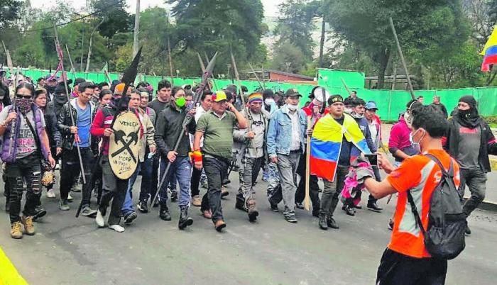 El presidente de la Conaie, Jaime Vargas (c), estuvo al frente de la marcha que se dio en las calles de Quito cuando llegaron los indígenas amazónicos. En la gráfica se le ve hablando por teléfono, custodiado por su guardia y por varios indígenas Arutam c