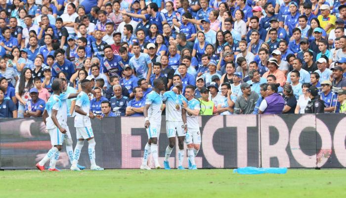 Jugadores de Macará celebran una anotación.