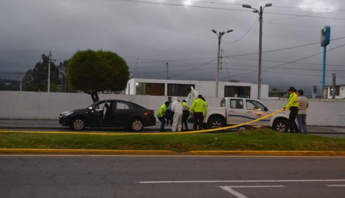 Los policías abrieron el carro y observaron a los dos cadáveres.