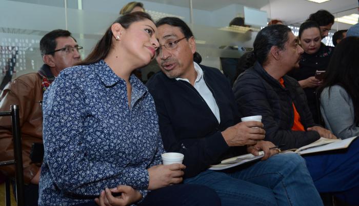 Comparecencia. Paola Pabón y Virgilio Hernández charlan durante la sesión de la Comisión legislativa que investiga el paro, antes de dar su versión.