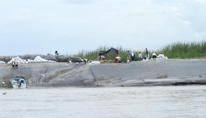 Tareas. La colocación de malla geotextil en el islote El Palmar fue uno de los trabajos del fallido contrato de dragado entre la Prefectura y Serdra.