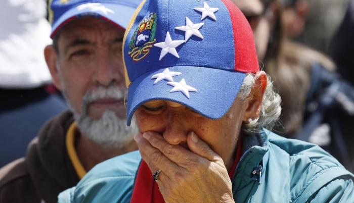 Los manifestantes se reunieron en las afueras del edificio donde funciona el consulado y donde opera la embajada de Maduro en Ecuador.