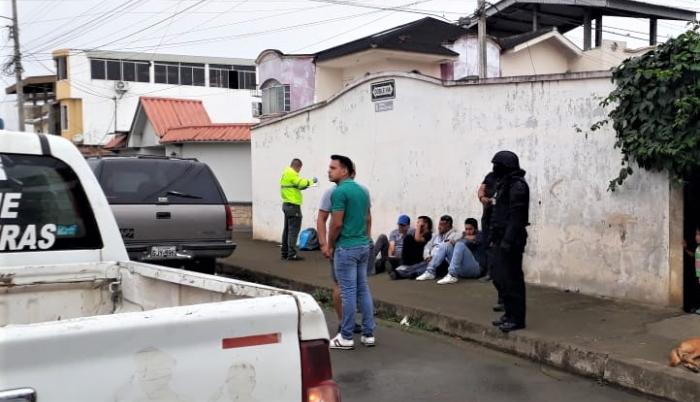Todos los detenidos presentan antecedentes penales, según la policía.