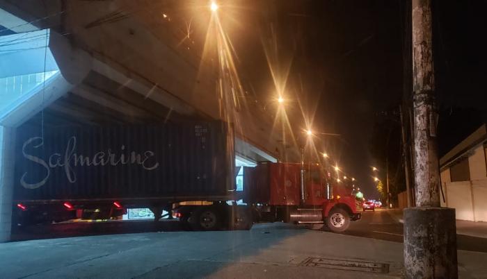 Este trailer fue visto en la Av. Carlos J. Arosemena, la noche del martes 15 pasado.