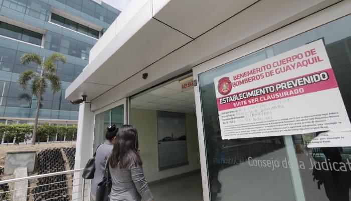 Reiterativo. El Cuerpo de Bomberos volvió a colocar sellos de prevención en cada torre de la Florida Norte.
