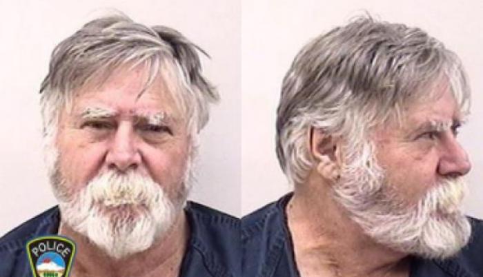 El hombre gritó “Feliz Navidad” y luego lanzó los billetes al aire.
