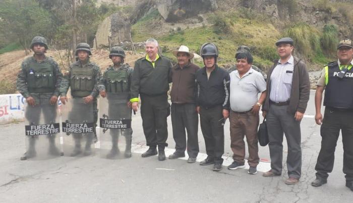 Hubo una negociación que involucró al gobernador de Cotopaxi Jorge Miño. Su rescate solo fue posible tras una explicación de lo que implicaba penalmente la retención de los uniformados.