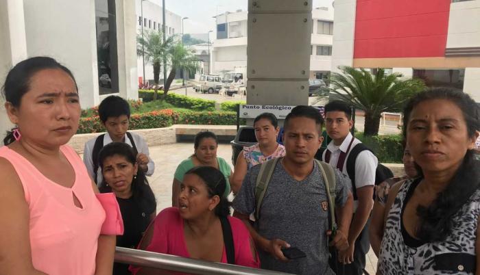 Padres de familia acuden al edificio Makro a pedir explicaciones por la demora en la apertura del colegio José Peralta.