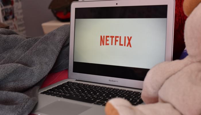 Nextflix tienes 158 millones de suscriptores.
