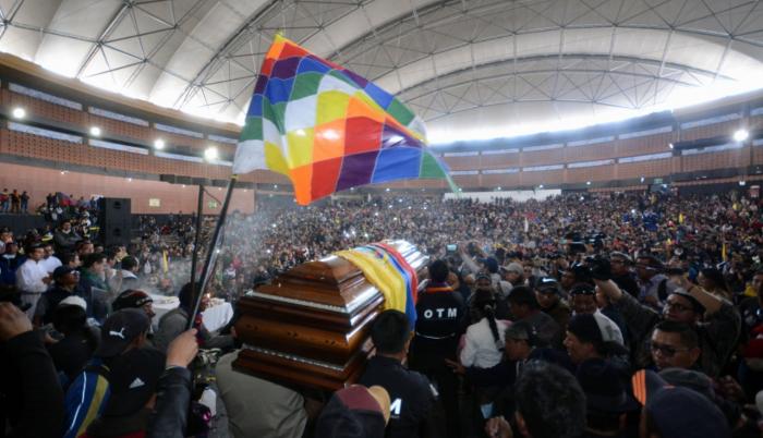 A las 16:00, el cuerpo de Inocencio Tucumbi llegó hasta el ágora de la Casa de la Cultura, en Quito.