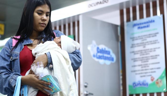 Uso. Jamilex Sandoval fue una de las primeras madres en utilizar la cabina junto a su bebé recién nacido.