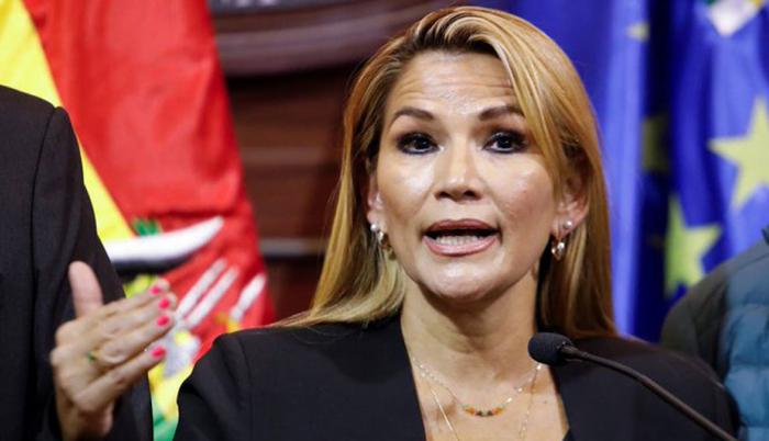 Jeanine Áñez asume la presidencia de Bolivia tras la renuncia de Evo Morales.