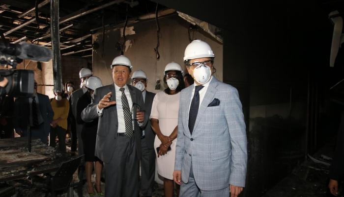 Daños. Excontralores y funcionarios acompañaron a Pablo Celi en el recorrido por las instalaciones destruidas.
