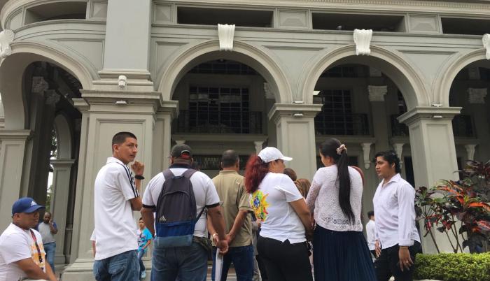 Dueños de clínicas de rehabilitación en proceso de licenciamiento se concentraron en los exteriores del Cabildo, este miércoles 6 de noviembre de 2019.