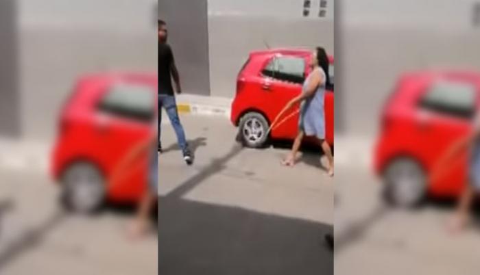Agentes del orden tuvieron que acudir a calmar a la mujer que le hacía un escándalo a su hijo por ser infiel.
