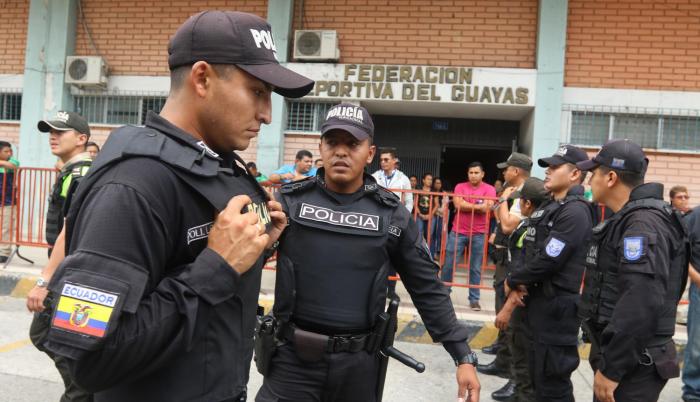 Miembros de la Policía llegaron hasta las instalaciones de Fedeguayas para retomar el orden.