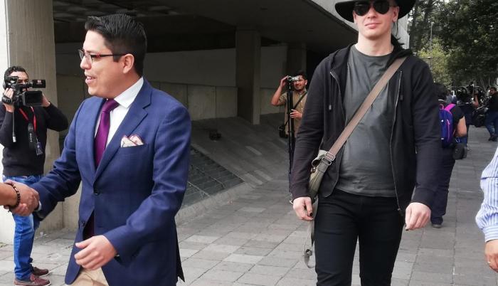 El abogado Carlos Soria y su cliente Ola Bini, investigado por presunta vulneración de sistemas informáticos, llegaron a la Fiscalía, este 16 de agosto. El defensor aseguró que el informático se seguirá presentando todos los viernes.