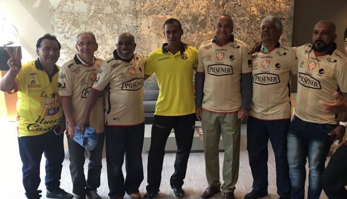 Gerson Texeira junto a hinchas y otras glorias del Barcelona en el homenaje realizado en Brasil.