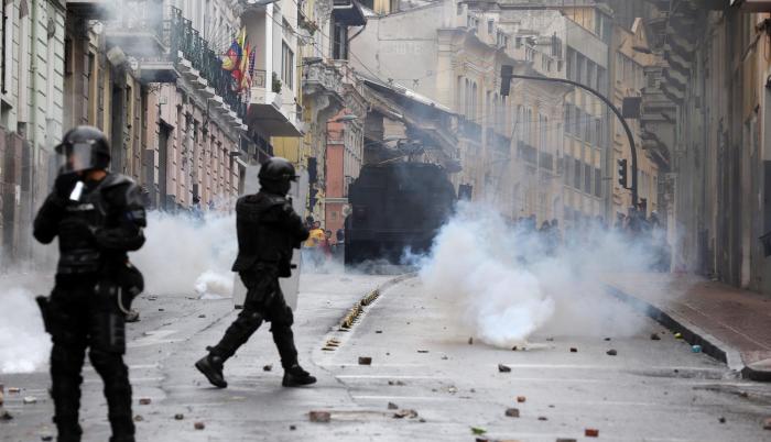 Reacción. En el centro histórico de Quito, la Policía responde a las protestas.