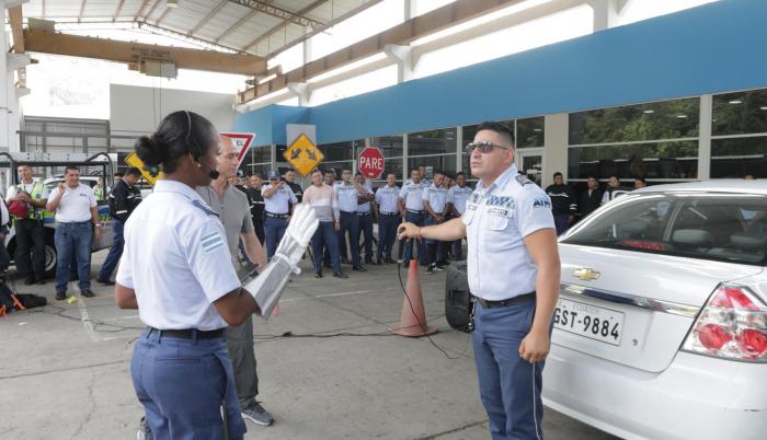 Afectados. Instructores chilenos capacitan a los agentes, entre ellos a Lilibeth y Édison. Ambos han sido víctimas de los conductores agresores.