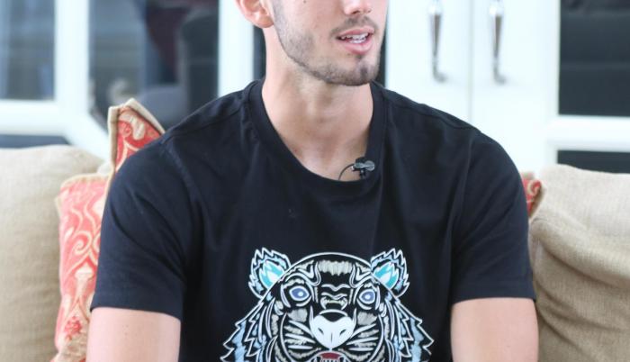 Se inició en la academia Alfaro Moreno y luego pasó a Barcelona SC. Llegó a la Tricolor Sub-20, donde fue su goleador.