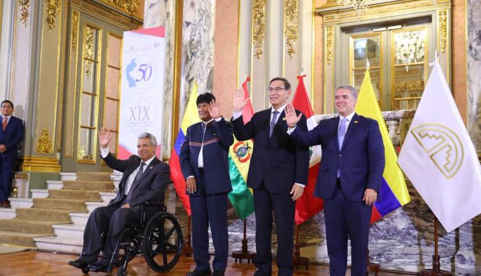 El encuentro presidencial comenzó con retraso debido a que el mandatario peruano viajó a la región amazónica de Loreto para evaluar los daños causados por el terremoto de esta madrugada.
