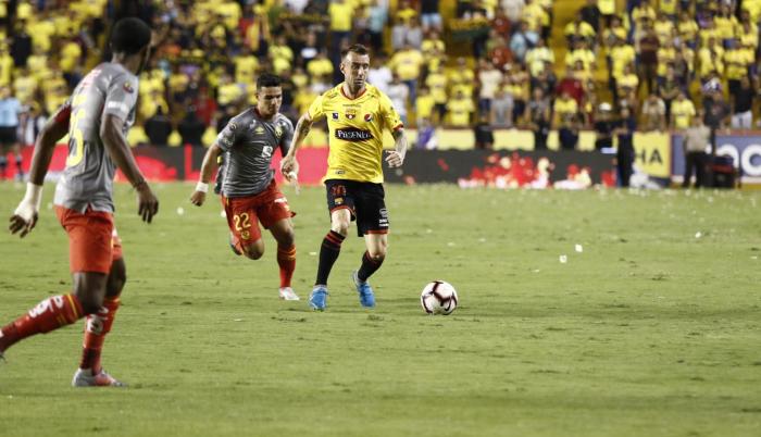 Damián Díaz fue uno de los más movedizos en el equipo local, pero pudo doblegar al arquero Fernando Fernández.