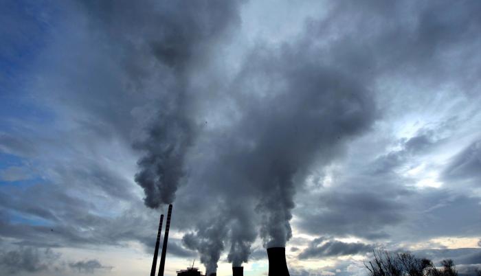 Vista de una planta térmica de carbón, la combustión de este combustible fósil es altamente contaminante.