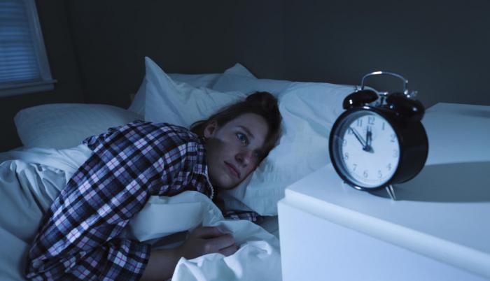 Hay quienes tienen problemas para conciliar el sueño o para permanecer dormidos. Un estudio se centró en lo que eso ocasiona a su salud.