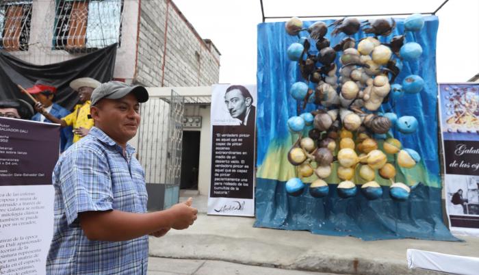 José Salas recrea cuadros de artistas famosos y los hace monigotes gigantes.