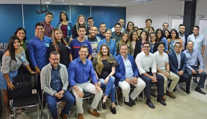 Jóvenes que participan en la Fundación Destino Libertad, junto a sus instructores y la directora de la entidad, Cristina Reyes.