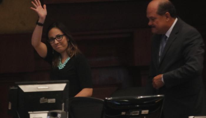 Ministra. Verónica Espinosa llegó a la Asamblea con una barra que recordó los buenos tiempos del correísmo.