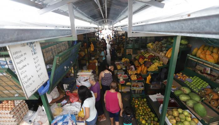 Espacio. Uno de los principales reparos que encuentran los comerciantes es el hacinamiento del sitio provisional.