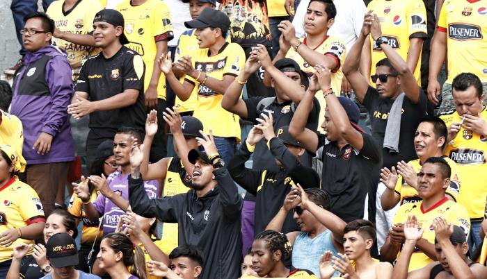 La Sur Oscura, barra brava de Barcelona, visitó ayer el estadio Monumental para dialogar con sus jugadores y expresarles su inconformidad con el presente del club.