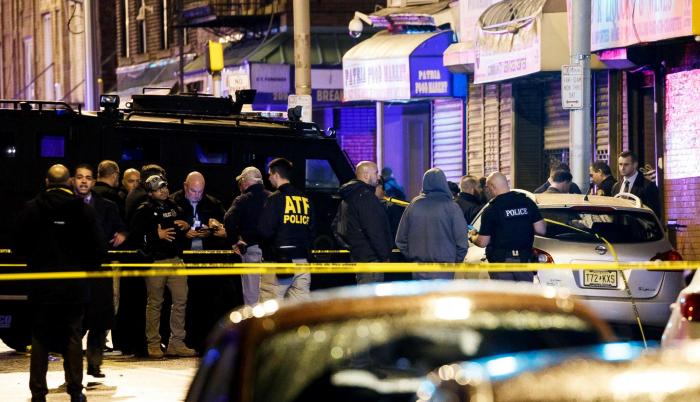 Agentes de la policía investigan cómo ocurrió el tiroteo en el que murieron 7 personas, entre ellos, un ecuatoriano.