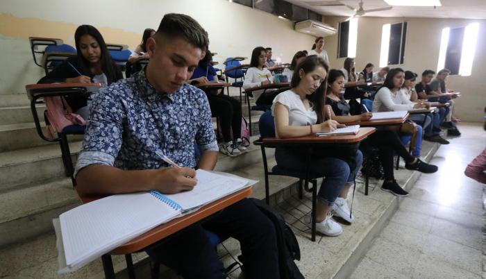 Curso. Los estudiantes interactuaron con sus profesores, quienes les explicaron cómo se trabajará durante las 18 semanas y cómo se calificará las tareas y asistencia.