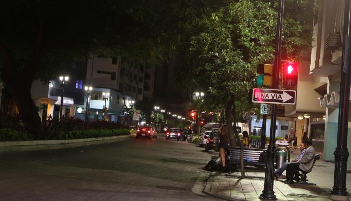Oscuridad. En las noches, la avenida 9 de Octubre acoge desde chamberos, prostitutas e indigentes que usan la vía como refugio. También se evidencia basura en las esquinas y oscuridad por alrededor de 13 cuadras.