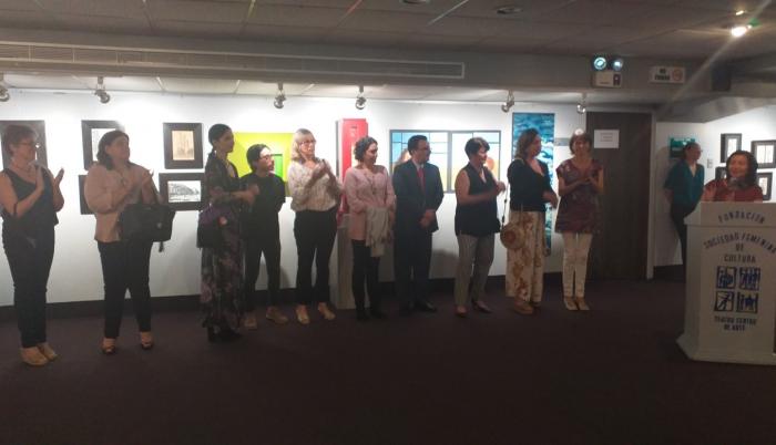 Bonnie López es la artista plástica de la cuatro pinturas exhibidas en el teatro Centro de Arte de Guayaquil.