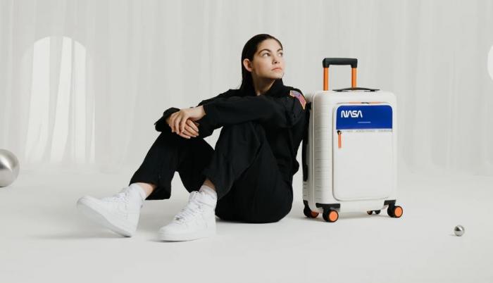 Alissa junto a la Cabin Trolley, la maleta de acceso al público.