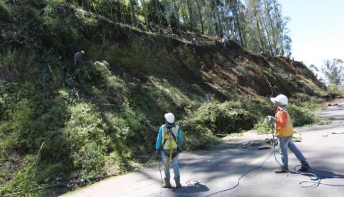 Las obras de protección y mitigación del talud en la vía a Nayón durarán aproximadamente tres meses.
