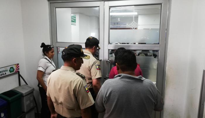 La psicóloga fue identificada como July Katherine Correa, egresada de la Universidad Católica de Cuenca. El PPL cumplía una condena por asesinato.