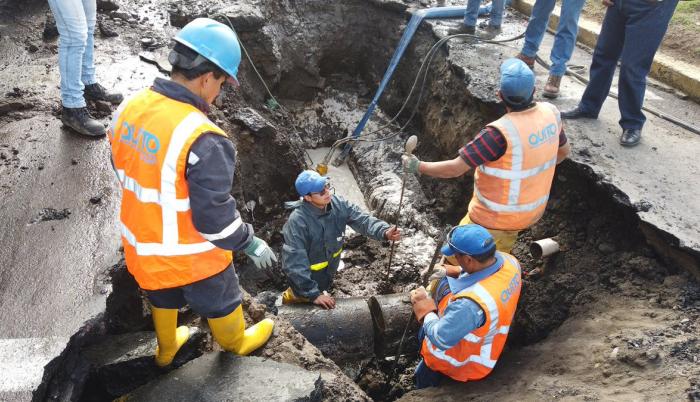 Los arreglos se realizan en una tubería de la zona.