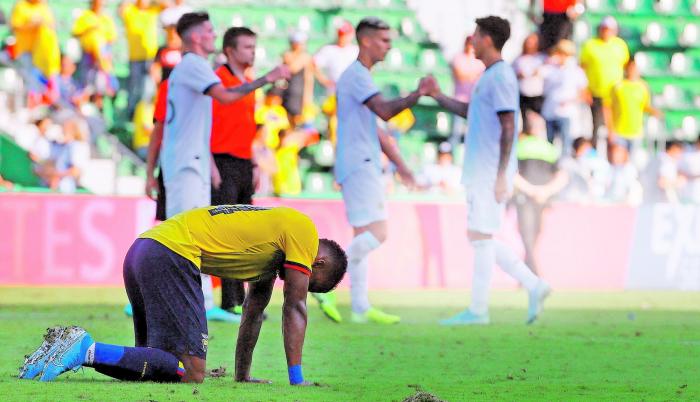 Abatido. Darío Aimar, de Ecuador, se lamenta luego del pitazo final del partido. Los argentinos concretaron una presentación superior a la selección tricolor.