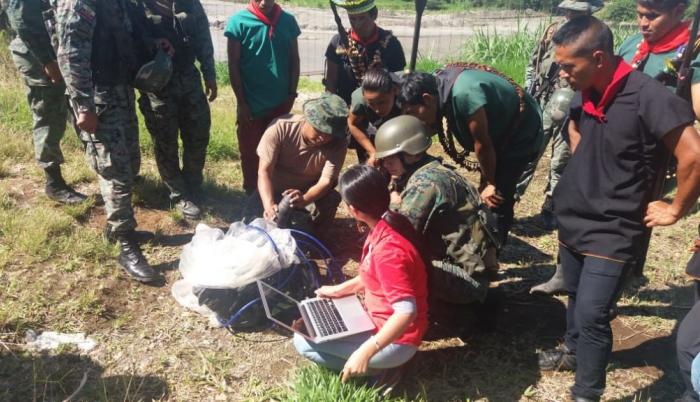 Los militares realizaron una exploración terrestre, acompañados por personal del Ministerio del Ambiente.