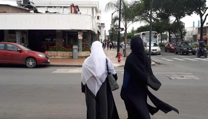 Los musulmanes. Salieron de algún lado. Iban de un lado a otro por la Víctor Emilio Estrada. Sus atavíos eran particulares, pero en el sector de la calle Guayacanes, en Urdesa, se acoplaron en un entorno poblado por locales de comida árabe.