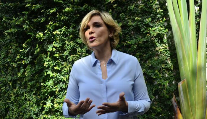 Cynthia Viteri Jiménez tiene 53 años. Casada. Tiene cinco hijos. Es abogada y comunicadora social. Tiene un doctorado en Jurisprudencia y un posgrado en Derecho Constitucional.